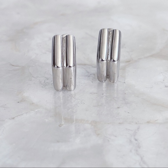 Monet Silver Tone Ribbed Pyramid Clip On Classic Earrings 1” - Picture 3 of 13